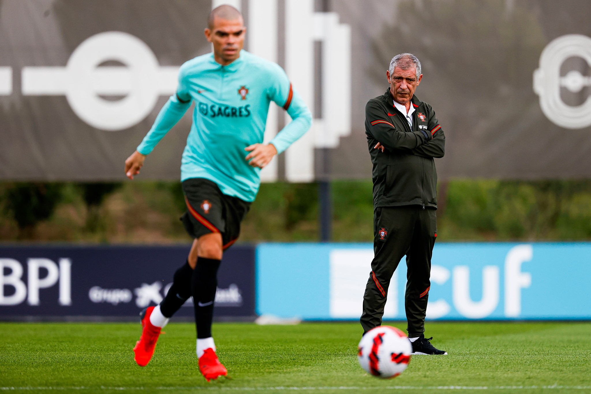 Ronaldo sắm vai máy quét trên sân tập Bồ Đào Nha - Bóng Đá