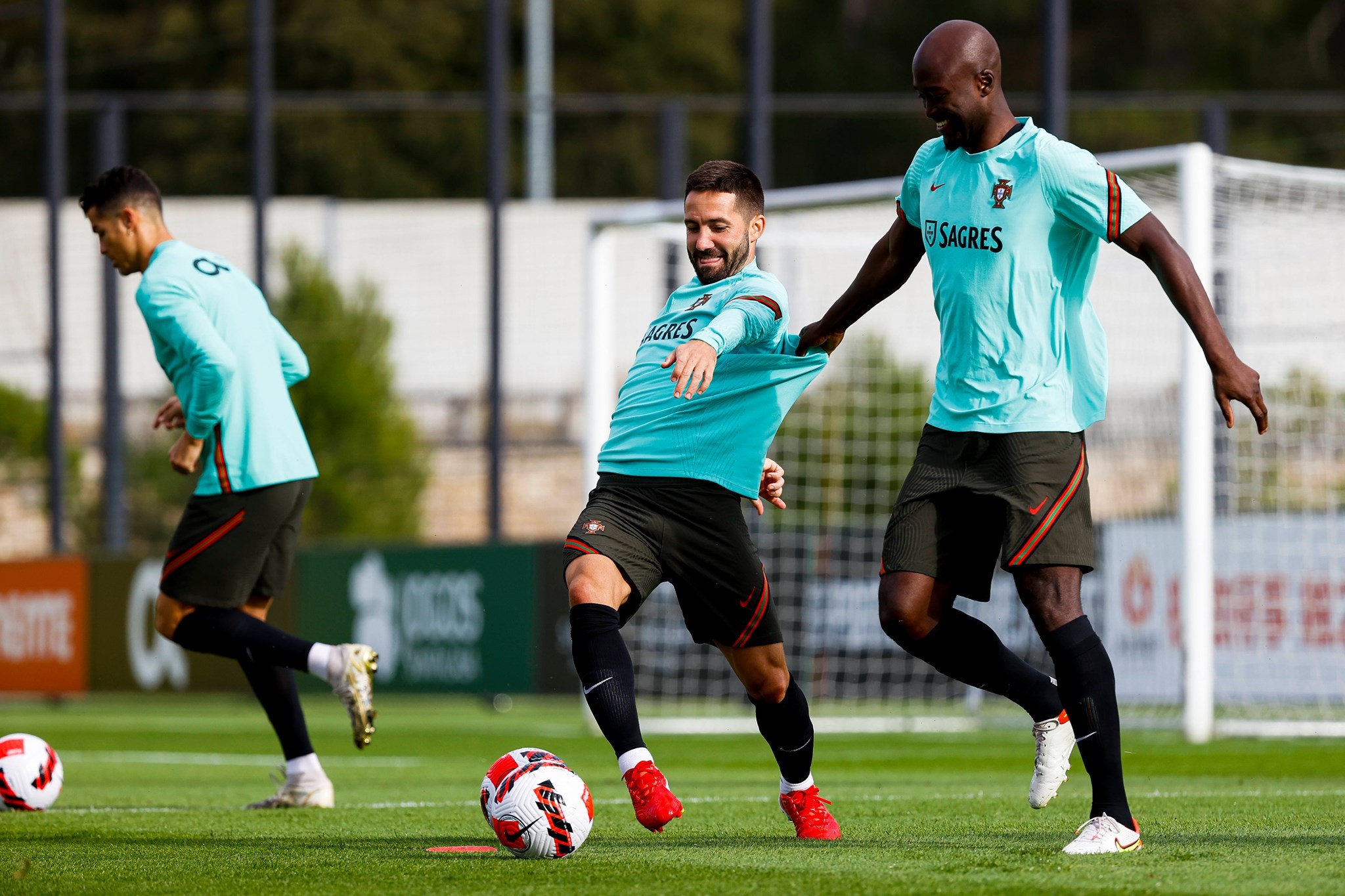 Ronaldo sắm vai máy quét trên sân tập Bồ Đào Nha - Bóng Đá