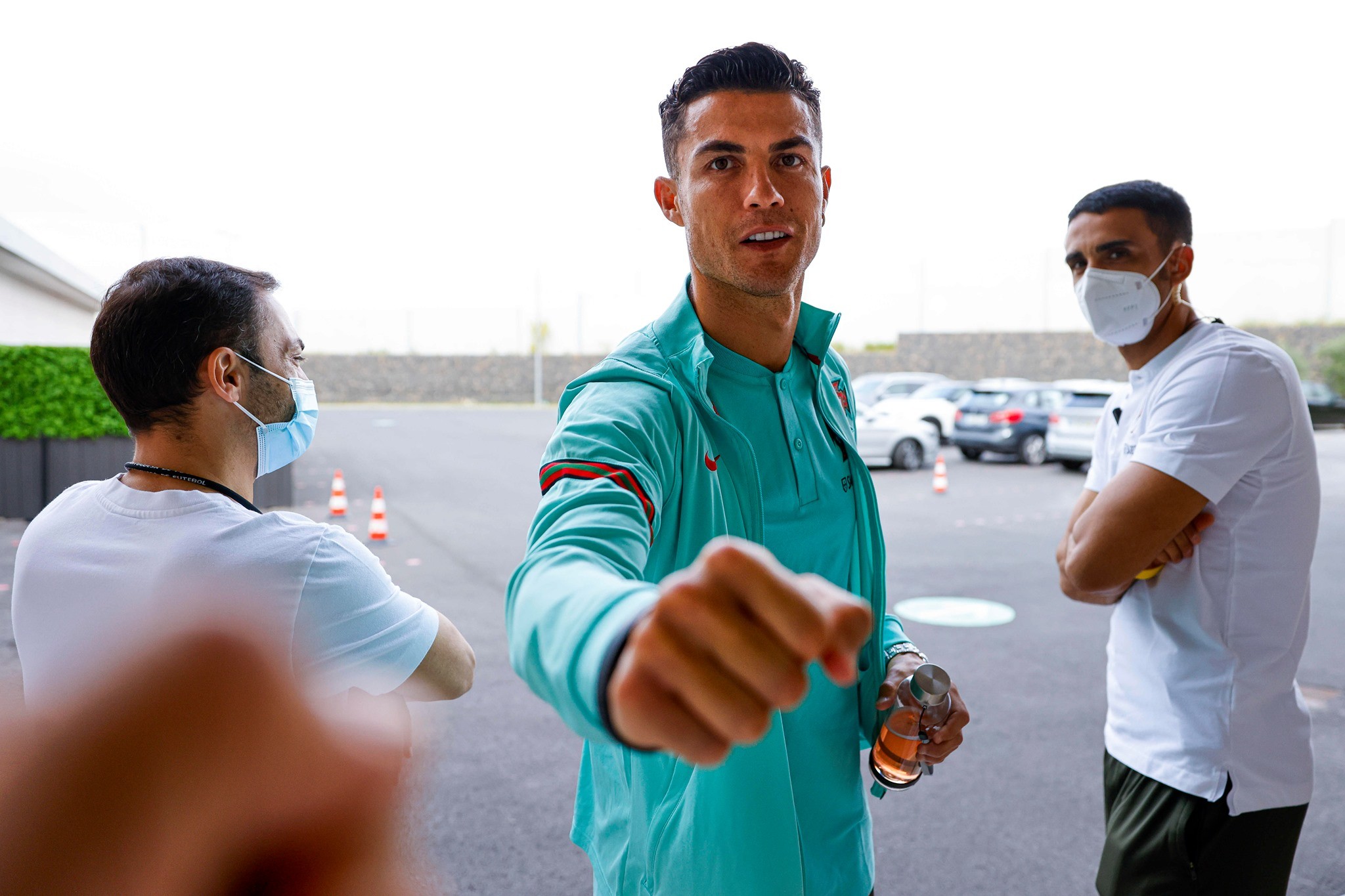 Bồ Đào Nha hội quân: Ronaldo và Fernandes gác lại nỗi buồn - Bóng Đá