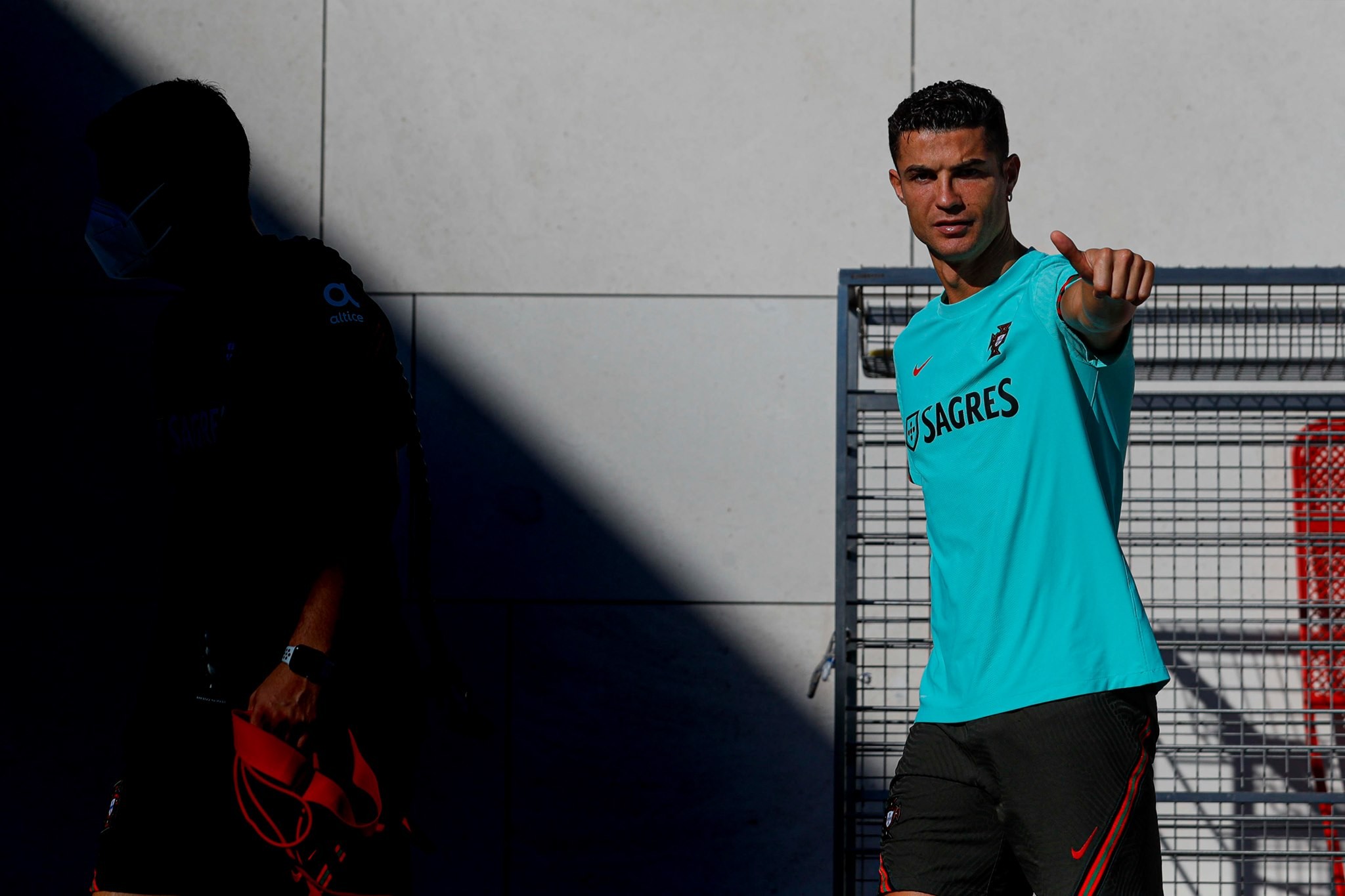 Ronaldo và Fernandes so tài trên sân tập Bồ Đào Nha - Bóng Đá