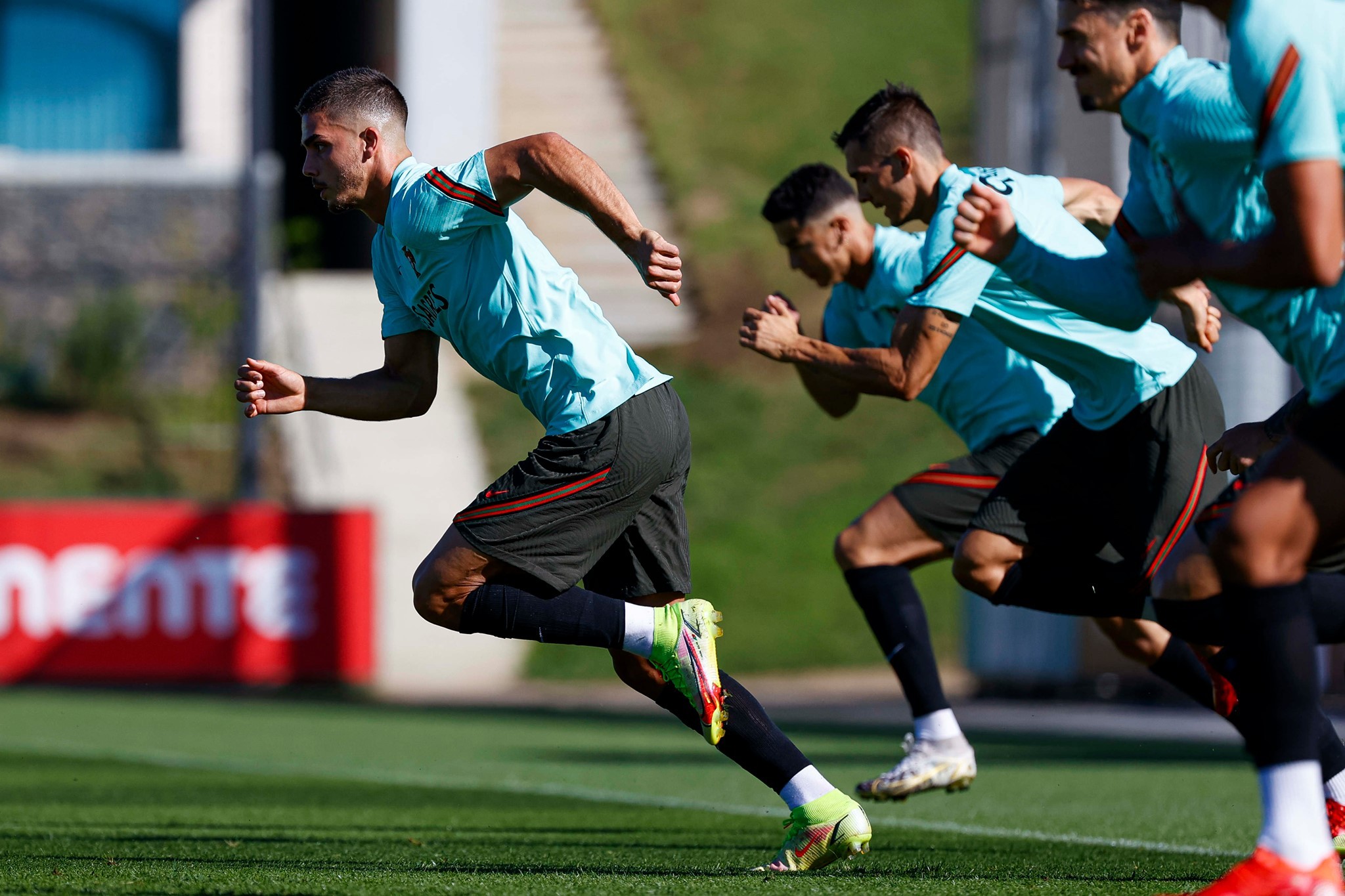 Ronaldo và Fernandes so tài trên sân tập Bồ Đào Nha - Bóng Đá