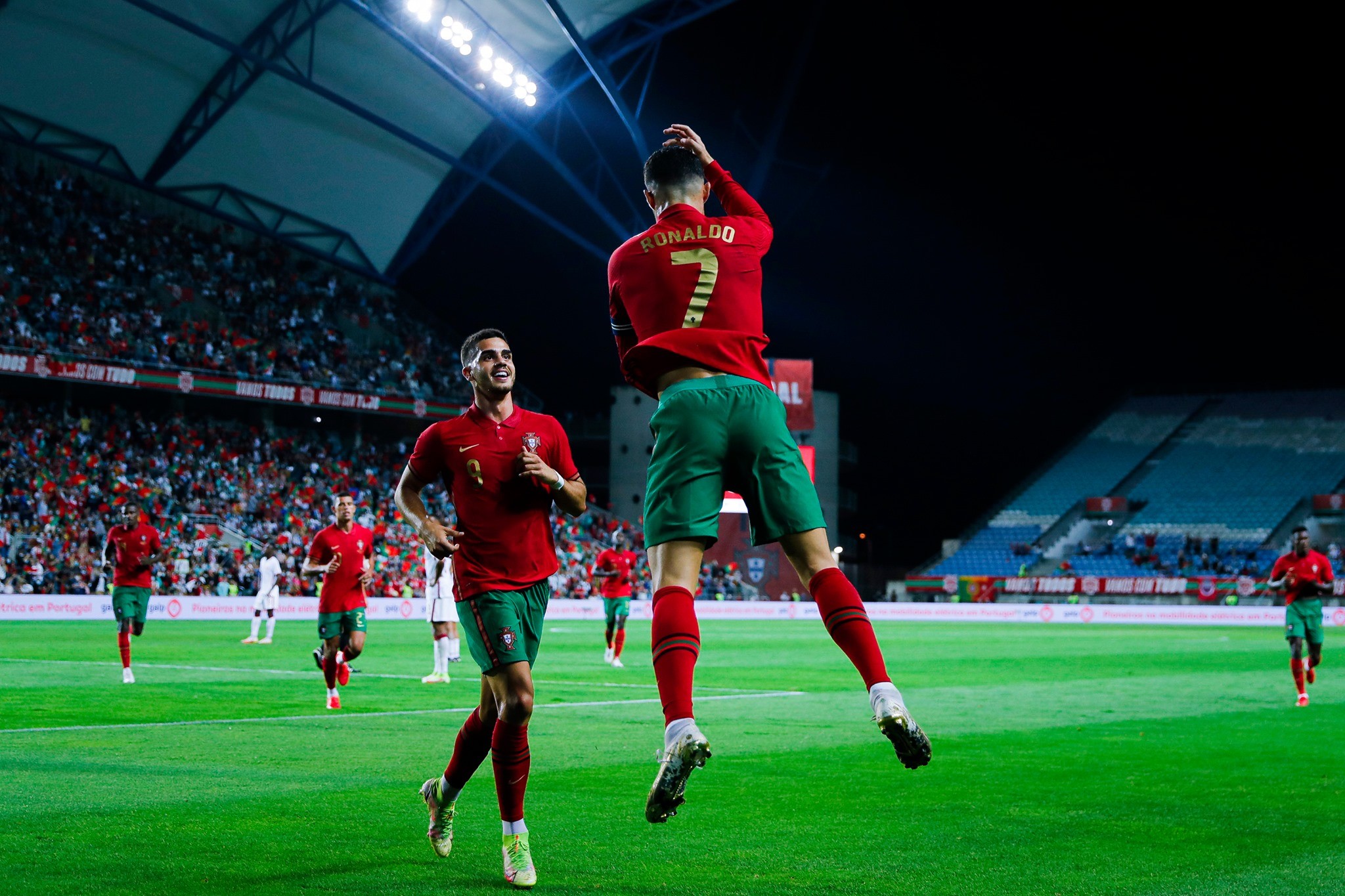 Ronaldo đệm bóng ghi bàn, Bồ Đào Nha giành chiến thắng 3-0 - Bóng Đá