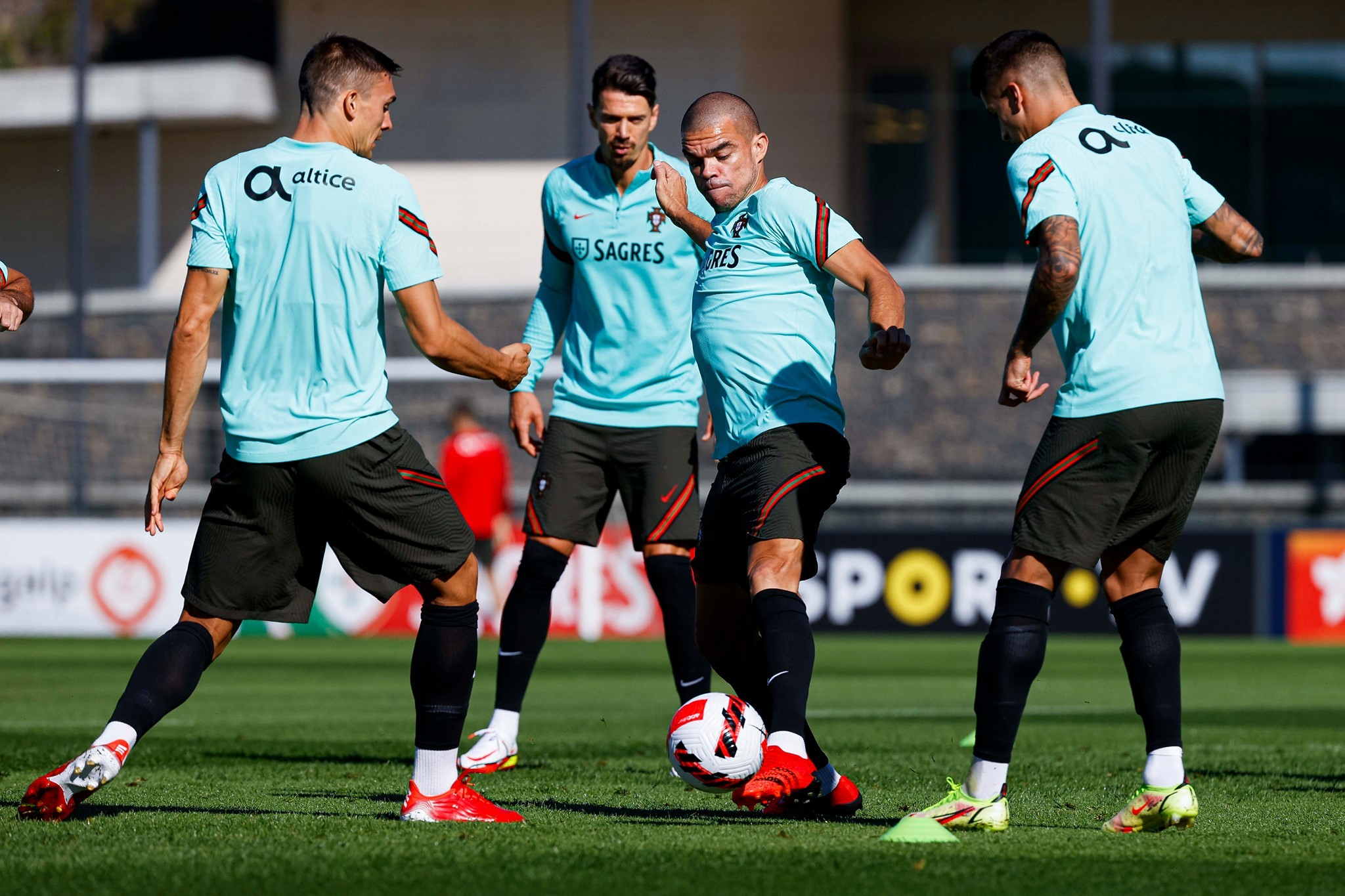 Ronaldo và Fernandes so tài trên sân tập Bồ Đào Nha - Bóng Đá
