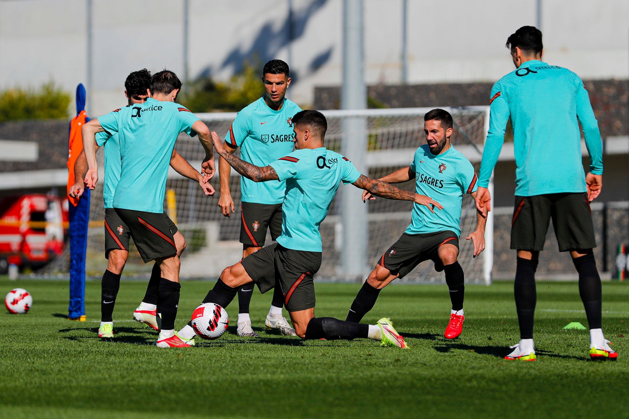 Ronaldo và Fernandes so tài trên sân tập Bồ Đào Nha - Bóng Đá
