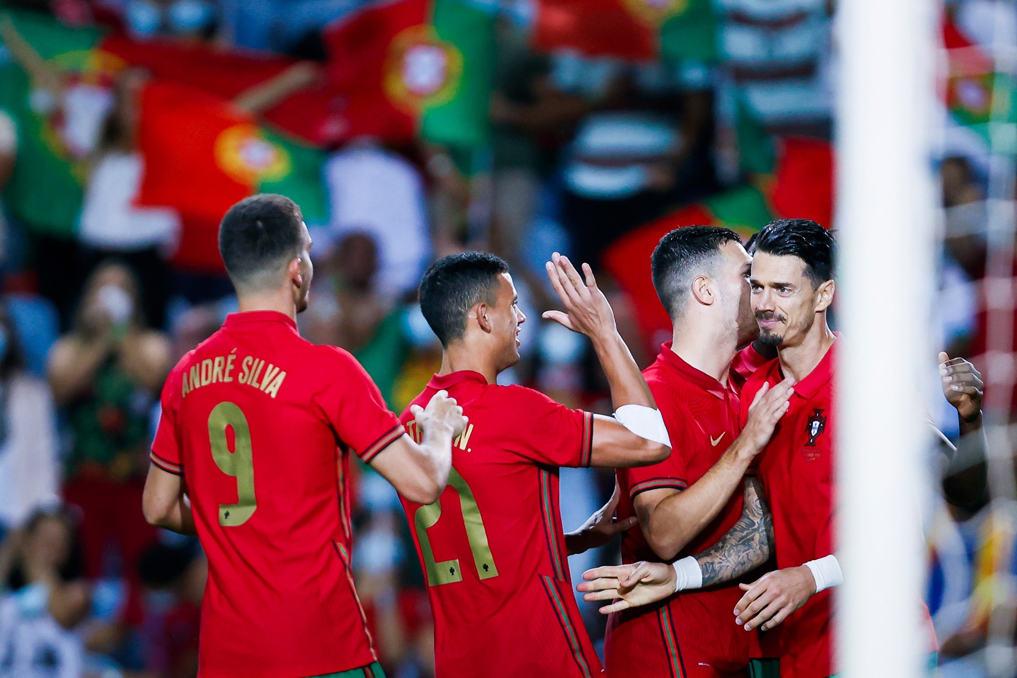Ronaldo đệm bóng ghi bàn, Bồ Đào Nha giành chiến thắng 3-0 - Bóng Đá