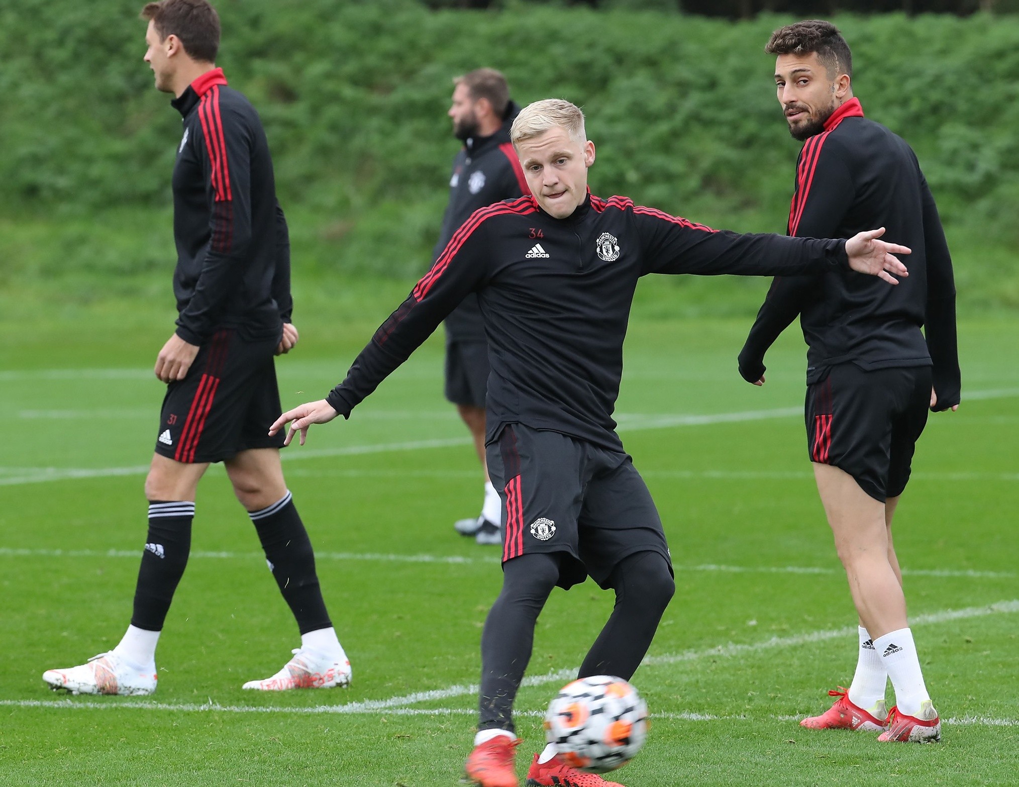 Kẻ thay thế Varane đầy rạng rỡ, De Beek lại lặng lẽ trên sân tập M.U - Bóng Đá