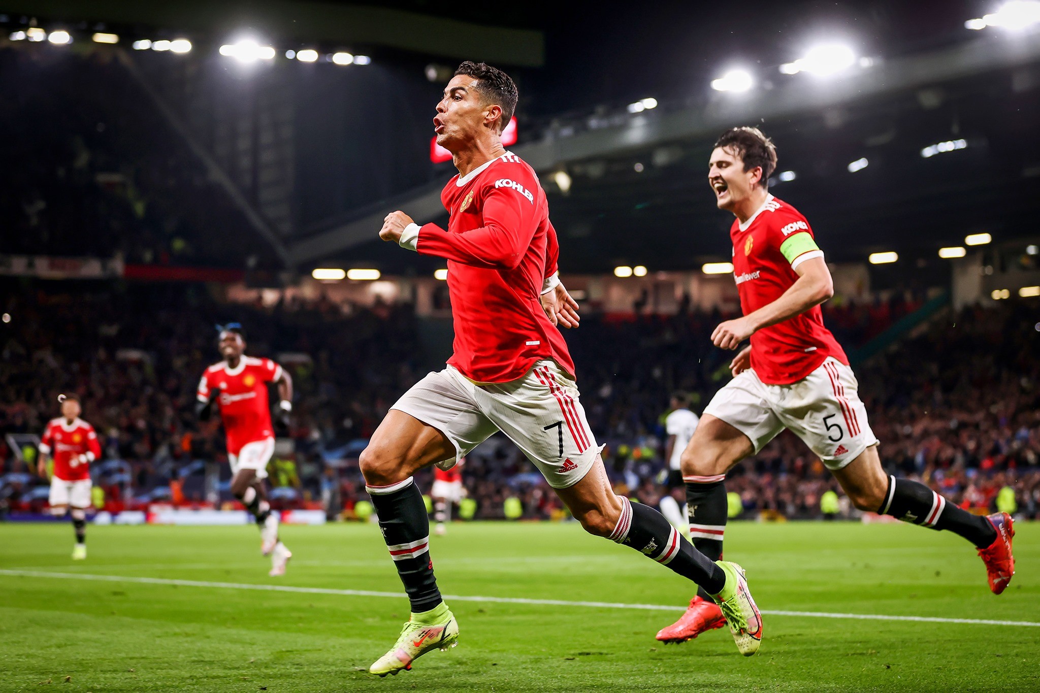 Ronaldo bực tức hét lớn trước khi ghi bàn đẳng cấp cho M.U - Bóng Đá