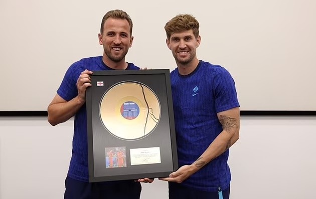 Harry Kane gifts commemorative plaques to his England team-mates - Bóng Đá