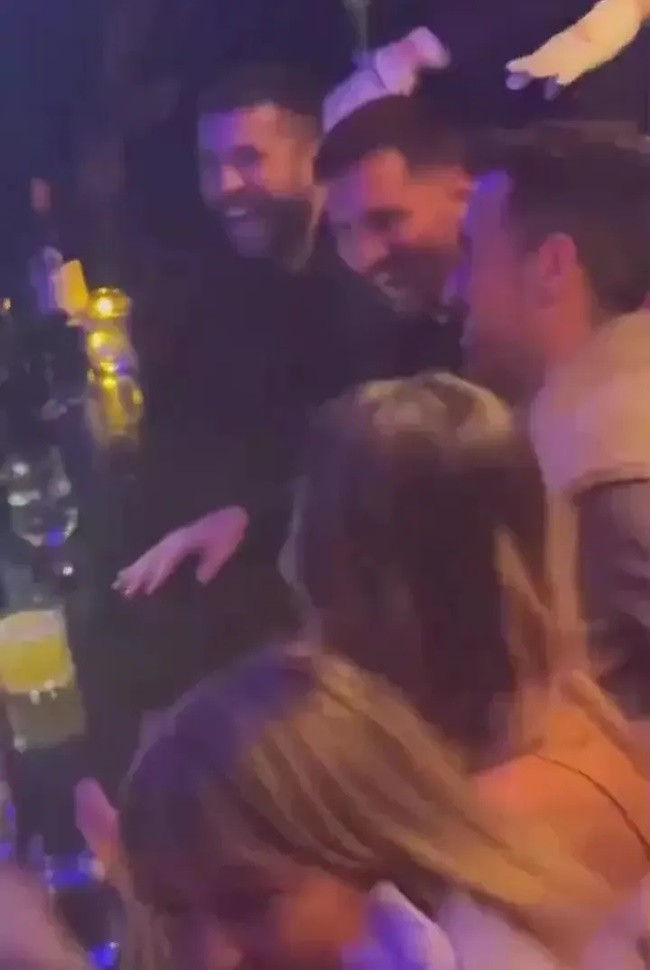 Lionel Messi and wife Antonela hang out with former Barcelona team-mates and glamorous Hollywood legend - Bóng Đá