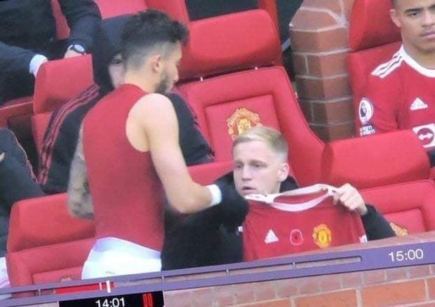 Thêm một hình ảnh gây sốc Solskjaer dành cho Van de Beek - Bóng Đá