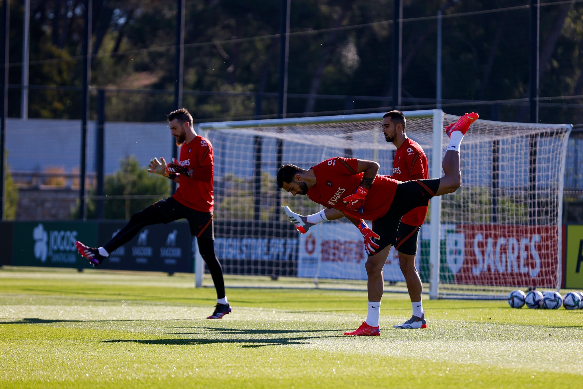 Gạt sầu ở OTF, Ronaldo hướng tới cột mốc khủng - Bóng Đá
