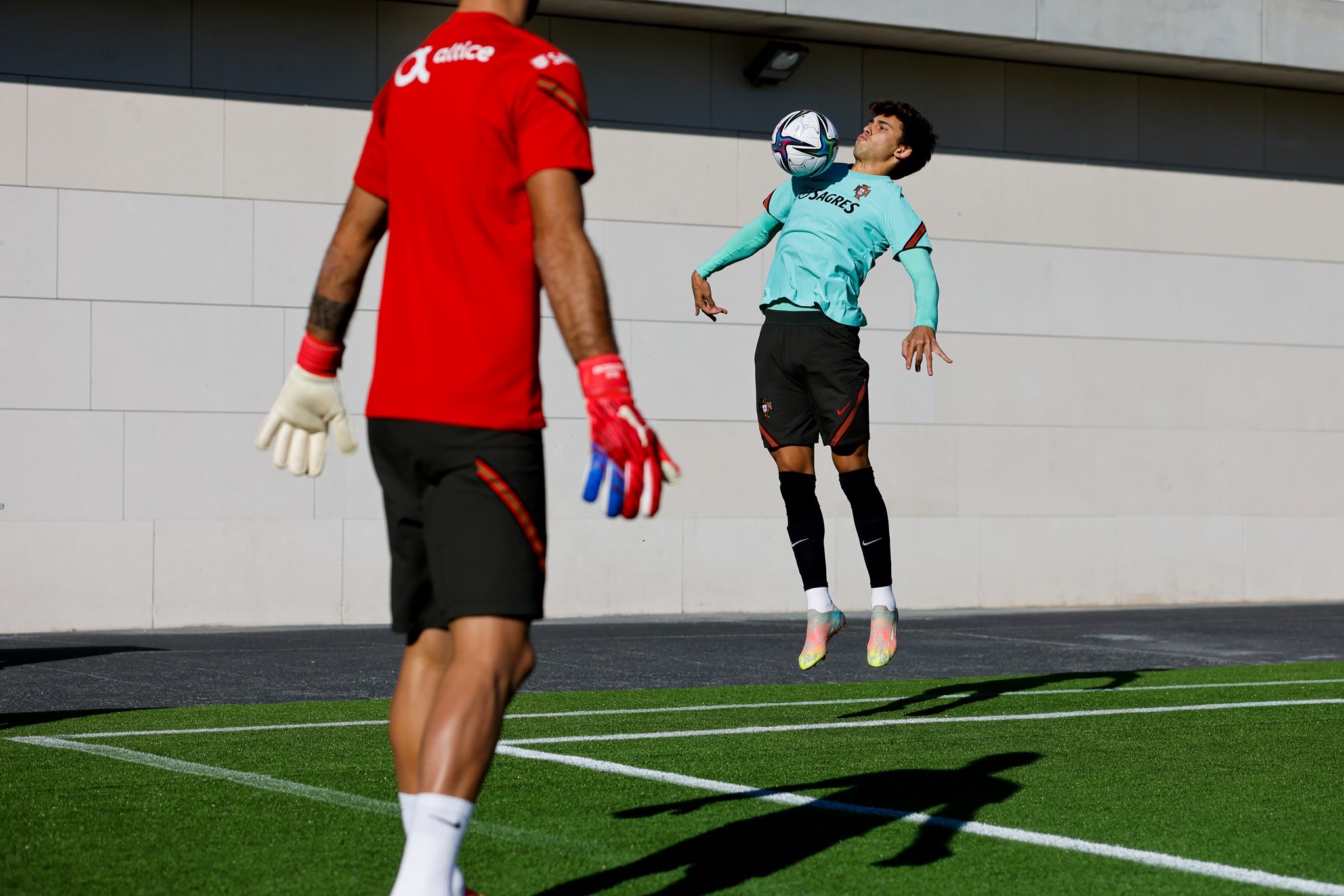 Gạt sầu ở OTF, Ronaldo hướng tới cột mốc khủng - Bóng Đá
