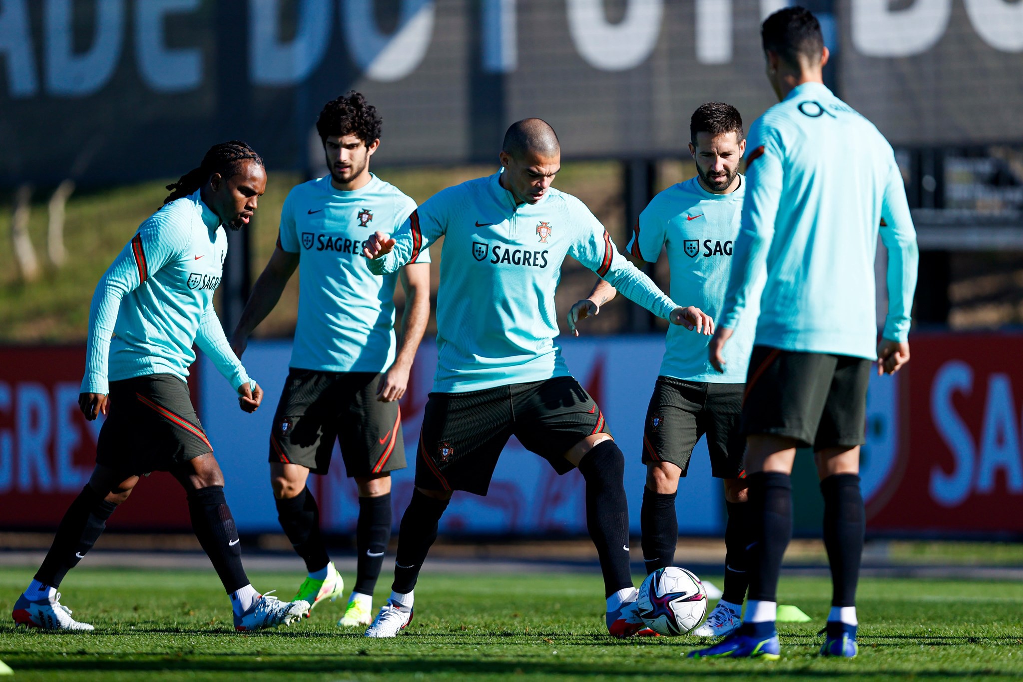 Gạt sầu ở OTF, Ronaldo hướng tới cột mốc khủng - Bóng Đá