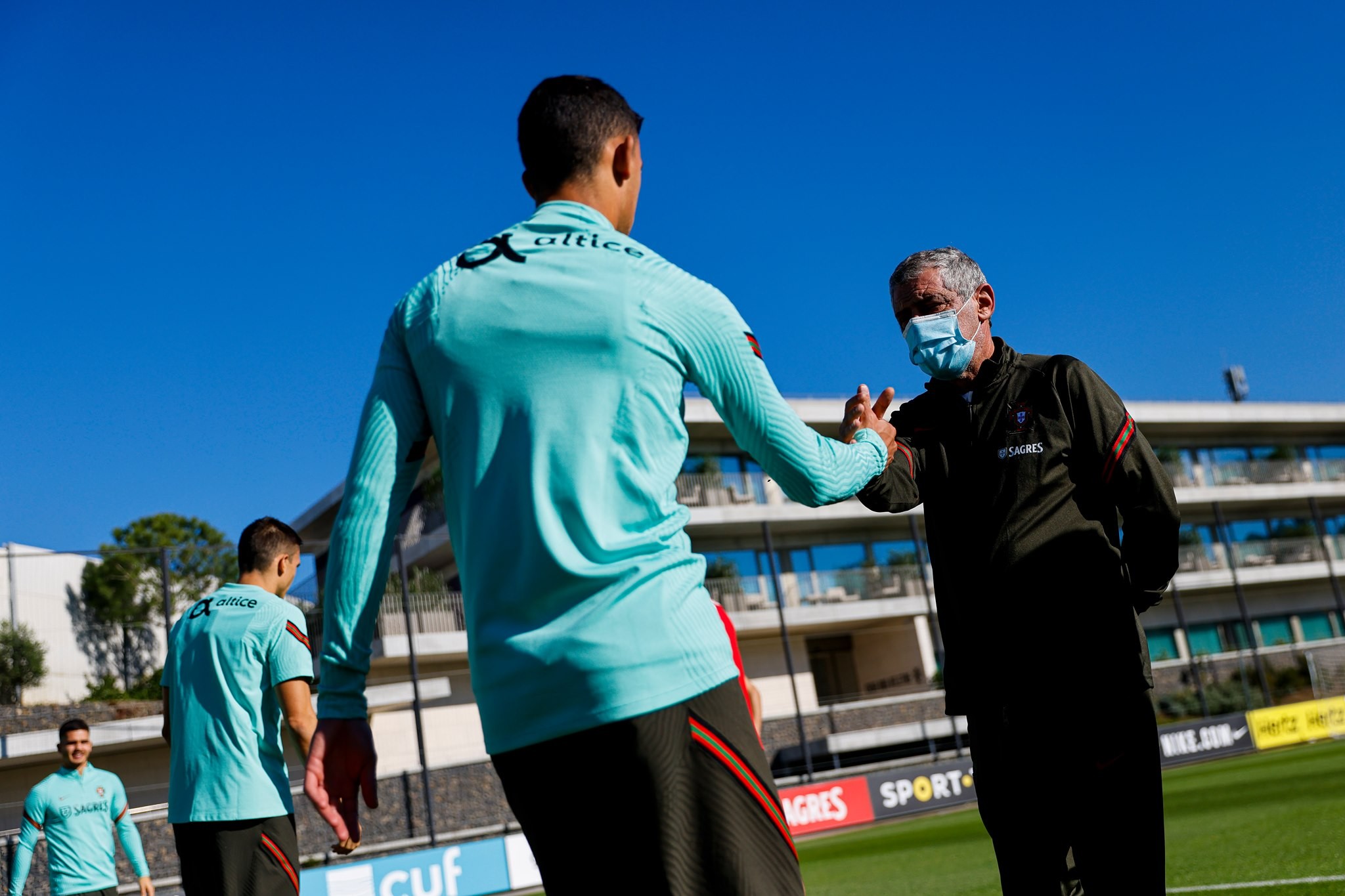 Ronaldo đổi thái độ khi rời Man Utd lên tuyển tập trung - Bóng Đá
