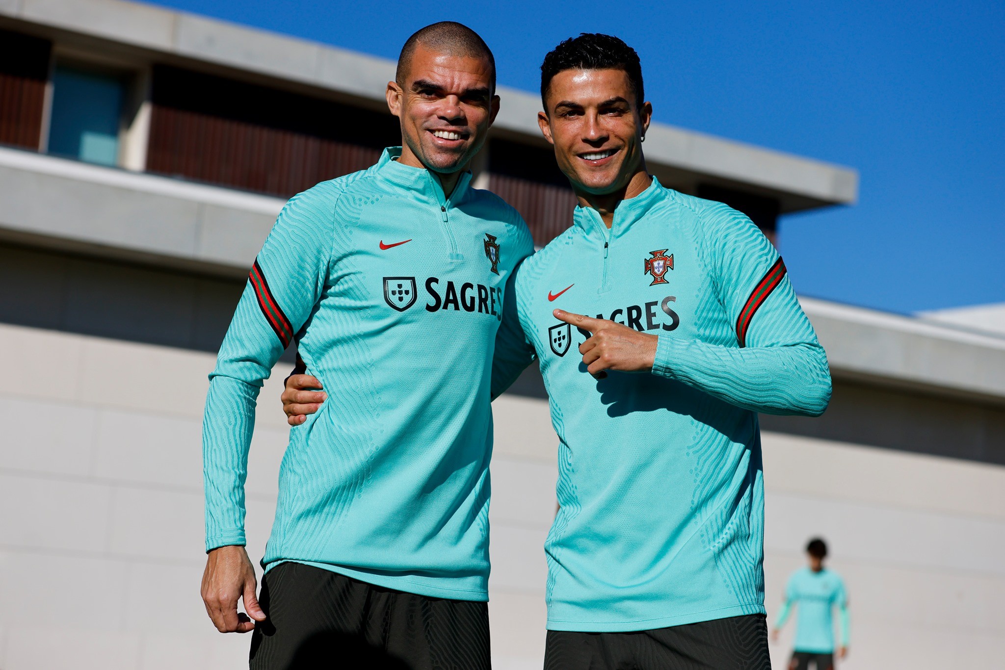 Gạt sầu ở OTF, Ronaldo hướng tới cột mốc khủng - Bóng Đá