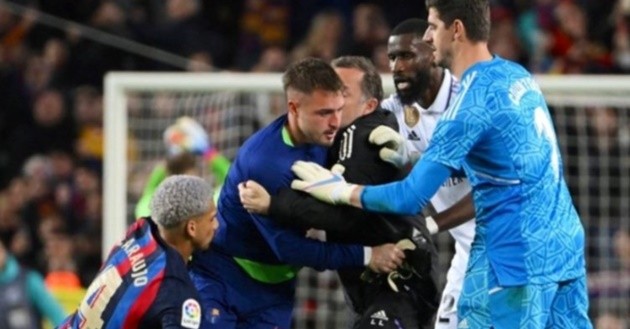 Sao Real hành động phi thể thao, kích động thủ thành Barca - Bóng Đá