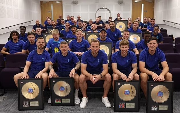 Harry Kane gifts commemorative plaques to his England team-mates - Bóng Đá