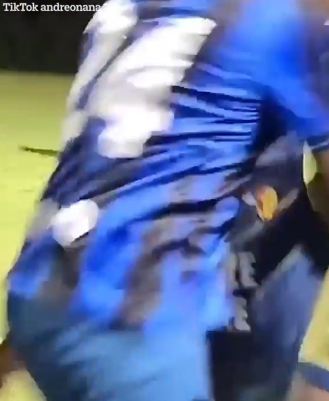 Man Utd fans say Onana is ‘better than Weghorst’ as keeper transfer target burns defender and scores goal in training - Bóng Đá