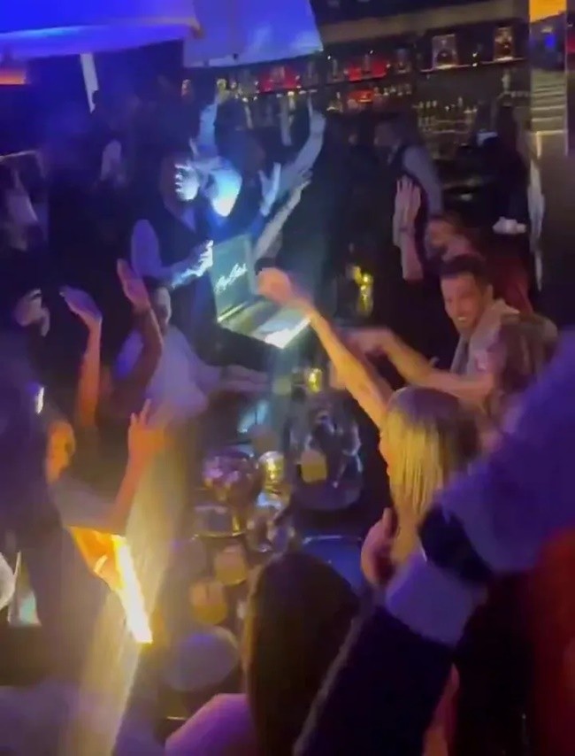 Lionel Messi and wife Antonela hang out with former Barcelona team-mates and glamorous Hollywood legend - Bóng Đá