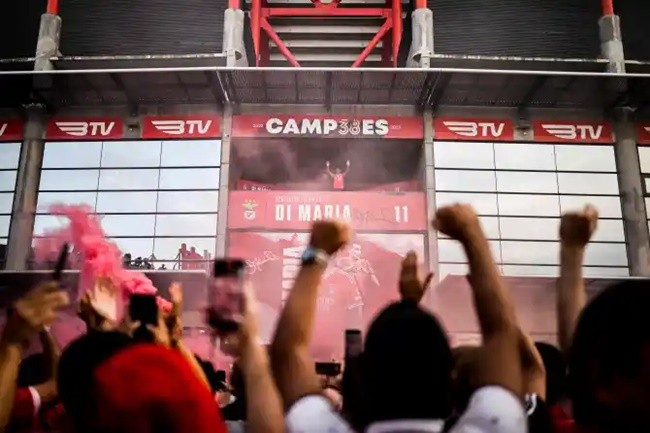 ANGEL DI MARIA received an incredible welcome after re-signing for Benfica  - Bóng Đá