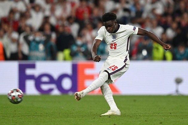 Thierry Henry has lavished praise on Arsenal academy product Bukayo Saka for the courage he displayed during the summer - Bóng Đá