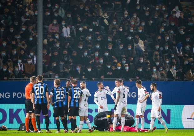 Thủ thành Arsenal va chạm cực mạnh, phải vào viện điều trị - Bóng Đá