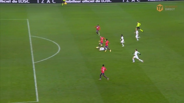 Kimpembe có pha tackle dính bóng ấn tượng - Bóng Đá