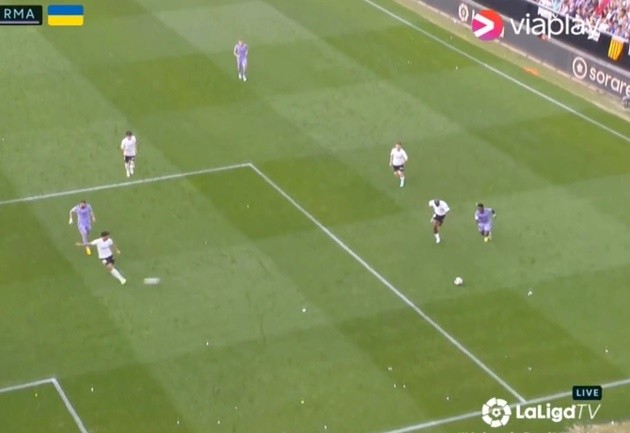 Trò tiểu xảo gây phẫn nộ cho Vinicius - Bóng Đá