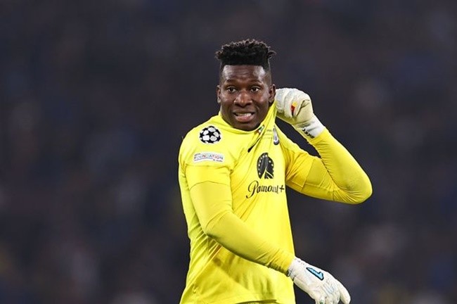Man Utd fans say Onana is ‘better than Weghorst’ as keeper transfer target burns defender and scores goal in training - Bóng Đá