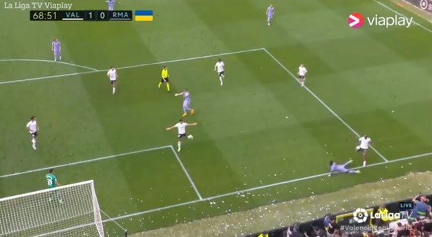 Trò tiểu xảo gây phẫn nộ cho Vinicius - Bóng Đá