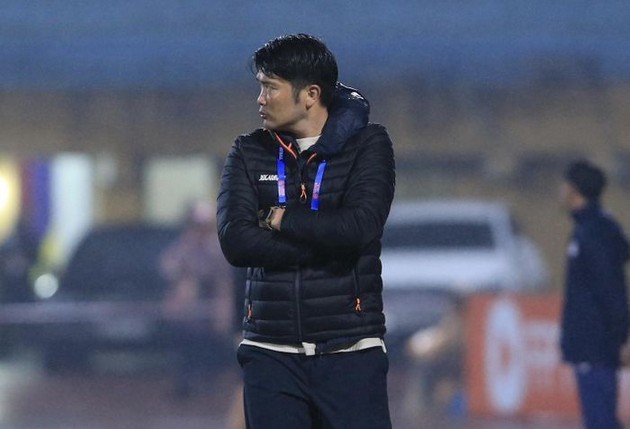 Tấn Tài chất vấn HLV Kiatisuk; 'Các đội bóng V-League thường hỗ trợ nhau