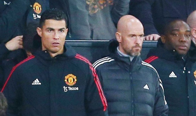 Cristiano Ronaldo arrives at Carrington after being dropped from Manchester United squad Man United issued a c - Bóng Đá
