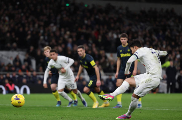 Son hủy diệt Chích chòe, Tottenham phả hơi nóng vào top 4 - Bóng Đá