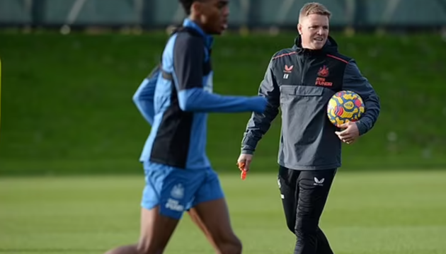 Eddie Howe takes charge of his first training session at Newcastle after arriving at 7am - Bóng Đá