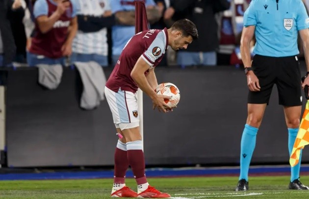Jonjo Shelvey nervously glances up at club’s new owners after sending off vs. Spurs - Bóng Đá