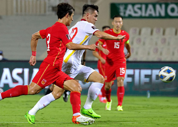 Napoli’s sexiest fan celebrates Champions League draw - Bóng Đá