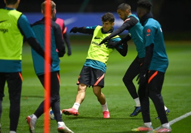 Dele Alli joined by Wag Cindy Kimberly for Burberry event - Bóng Đá