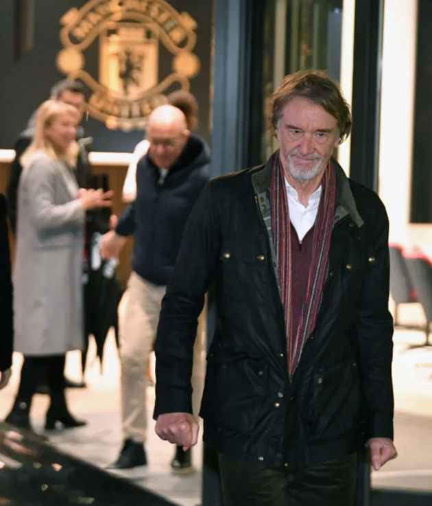 Sir Jim đội mưa đến thăm Old Trafford - Bóng Đá