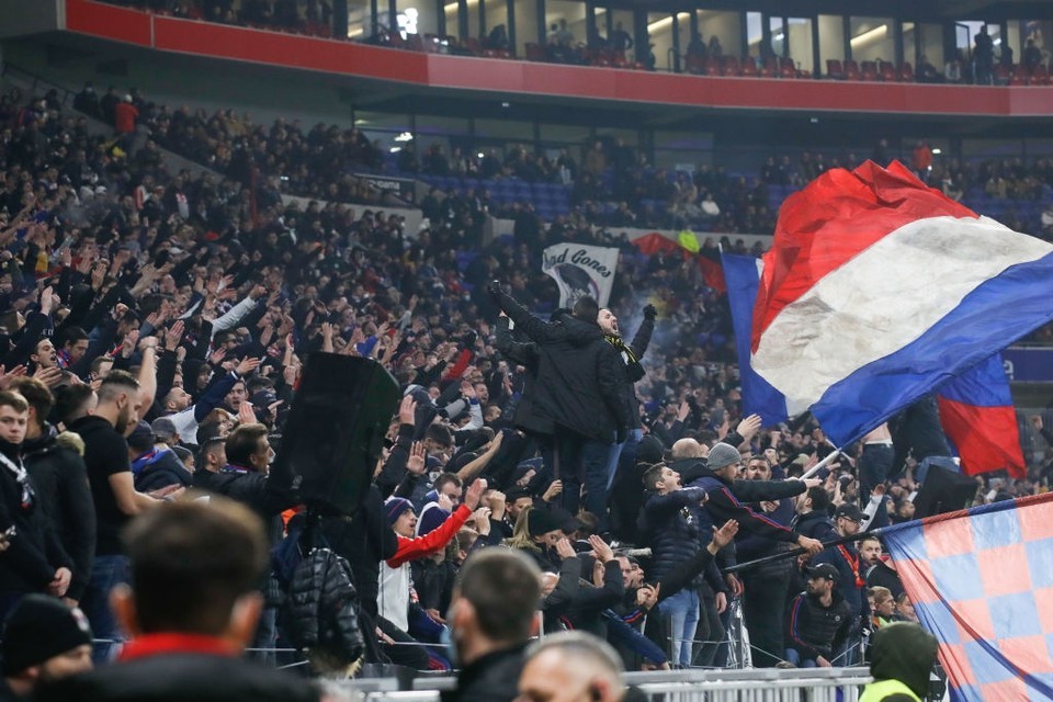 Bạo loạn lại nổ ra ở Ligue 1, Payet bị CĐV ném chai vào đầu - Bóng Đá
