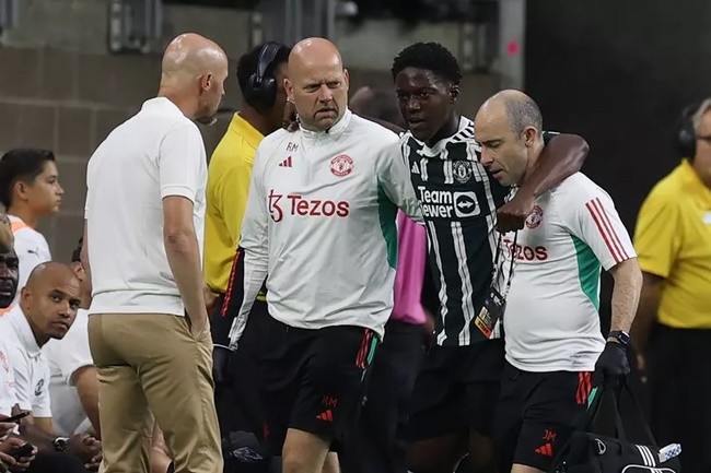 Erik ten Hag addresses Kobbie Mainoo injury after Manchester United player pictured on crutches - Bóng Đá