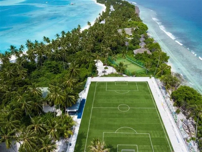 Ederson keeps fit in the Maldives playing barefoot on ‘world’s most stunning pitch’ with hotel guests - Bóng Đá