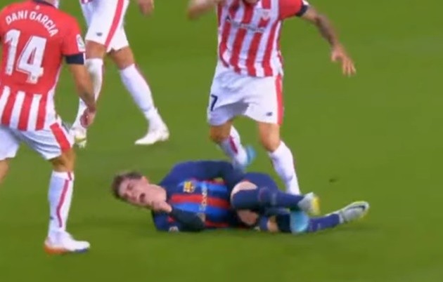 Fans are all making same Tottenham comparison after Bayern Munich awarded controversial penalty against Man Utd - Bóng Đá