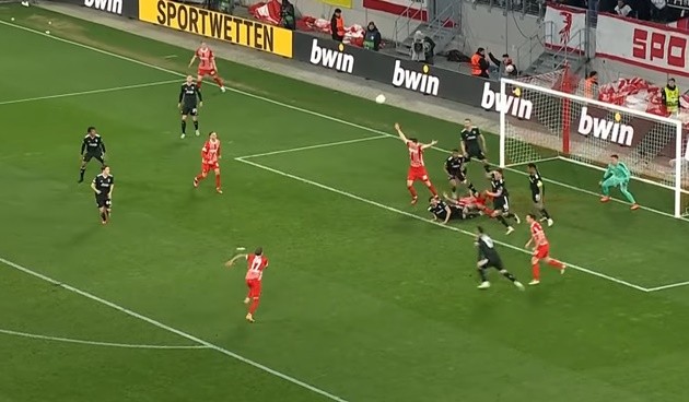 Pha bóng gây tranh cãi khiến trận Freiburg - Juventus  - Bóng Đá