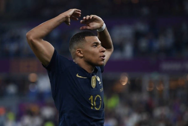 Harry Kane’s wife posts touching pics of family’s arrival in Germany as kids play on pitch and pose on Bayern team bus - Bóng Đá