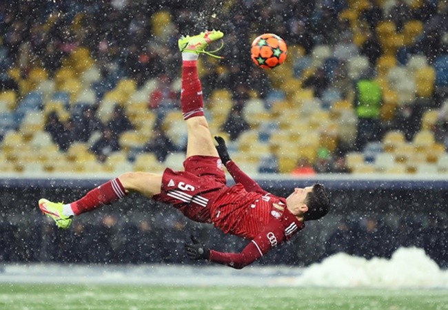 Cú ngã bàn đèn khẳng định tham vọng của Lewandowski - Bóng Đá