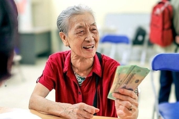 Dự thảo Nghị định về mức lương cơ sở và chế độ tiền thưởng đối với cán bộ, công chức, viên chức và lực lượng vũ trang dự kiến quy định từ ngày 1/7/2026, mức lương cơ sở sẽ được điều chỉnh lên 2.530.000 đồng/tháng. 