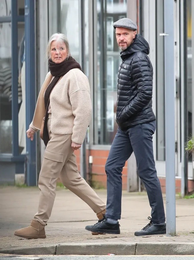 Erik ten Hag goes on a stroll with his wife - Bóng Đá