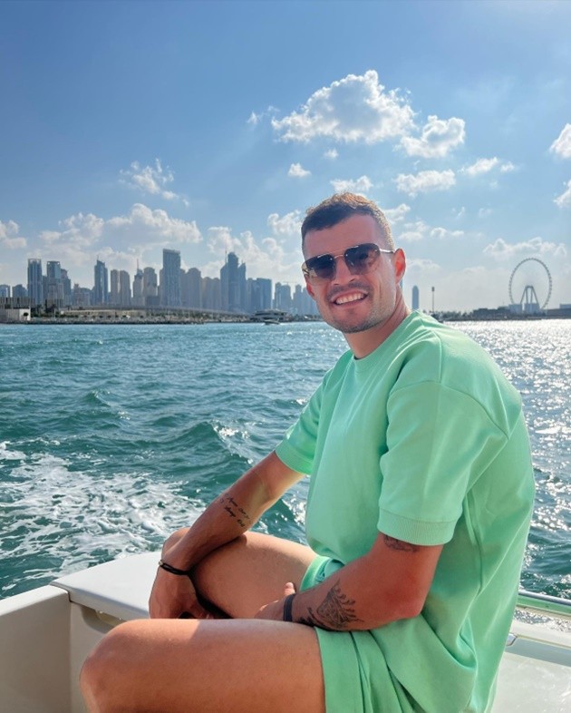 Granit Xhaka relaxes on yacht with wife and daughter - Bóng Đá