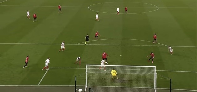 Từ Martinez đến James, những pha vào bóng rợn người - Bóng Đá