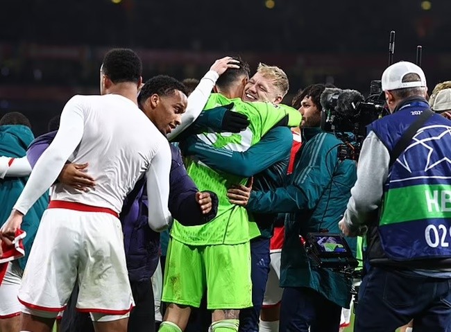 Khoảnh khắc Raya - Ramsdale gây chú ý - Bóng Đá